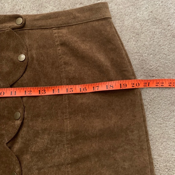 Scallop Edge Corduroy Skit - Picture 4 of 6